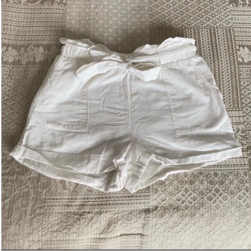 Women’s Kendall & Kylie White Linen High Waisted Tie Shorts Size Medium